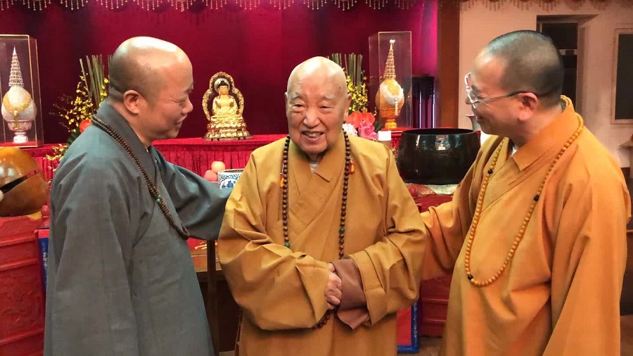 达义大和尚一行八人访问上海圆明讲堂和龙华寺,得到照诚大和尚热情的