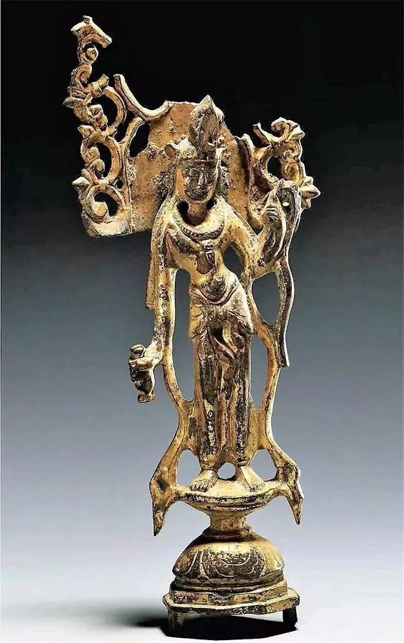 据史料记载,三国笮融曾造金铜佛像,西晋时高僧竺法护在洛阳造菩萨金