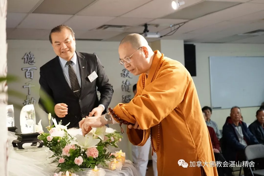 证严法师悲智双运,她是观音菩萨的化身,慈济的慈悲甘露遍洒全世界