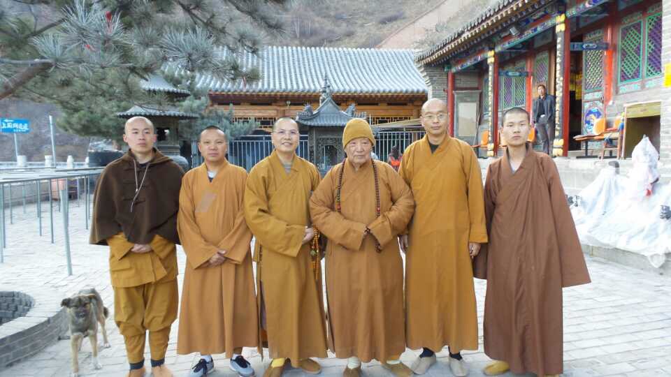 出了佛母洞后与住持悲月法师和两位帮忙的法师合影.