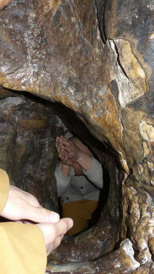 出了佛母洞后与住持悲月法师和两位帮忙的法师合影.