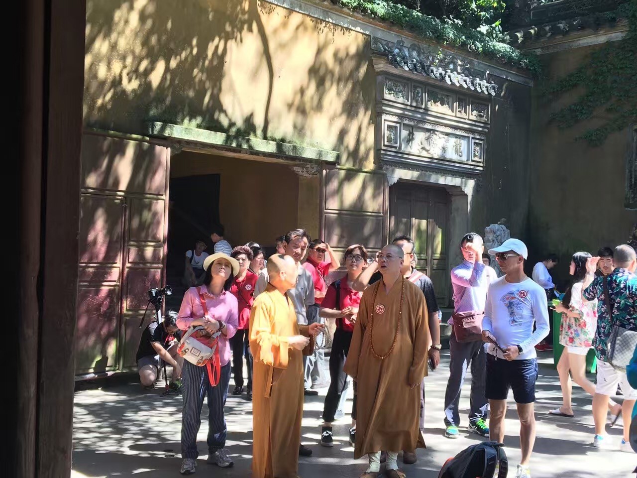 佛顶山上主要有慧济寺,海天佛国崖,云扶石,菩萨顶,鹅耳枥树,佛顶山
