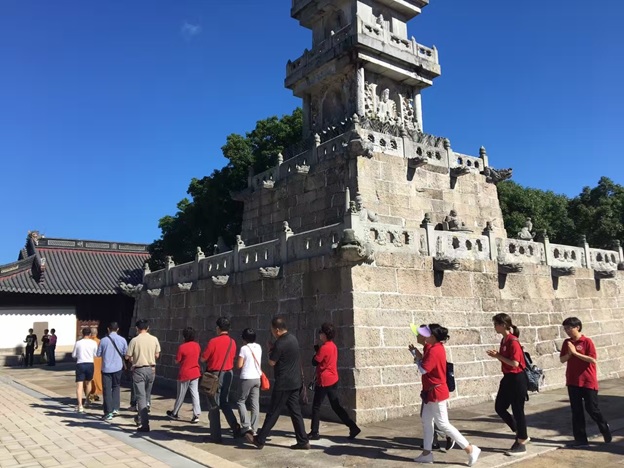 紧邻法雨寺,内存有被誉为"普陀山三宝"之一的"杨枝观音碑"