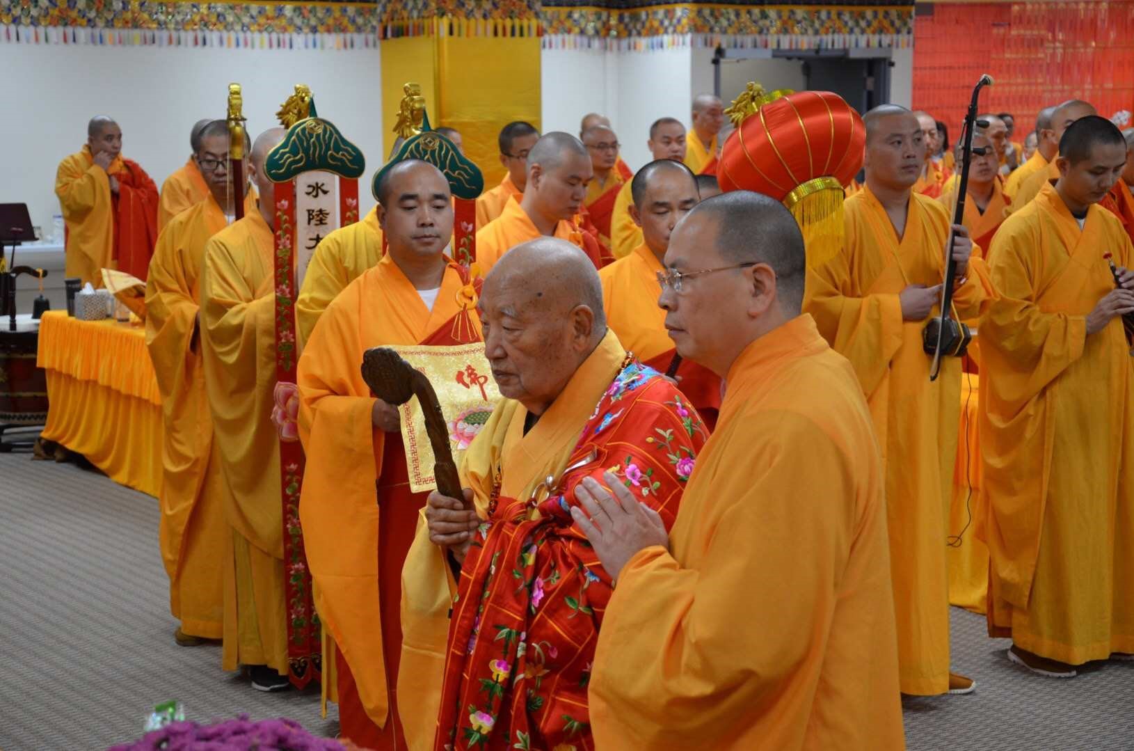 即今欣逢农历八月十五中秋佳节,美国纽约慈恩寺智隆法师率众信弟子敬