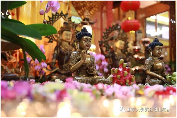 新年佛前供花、果、灯